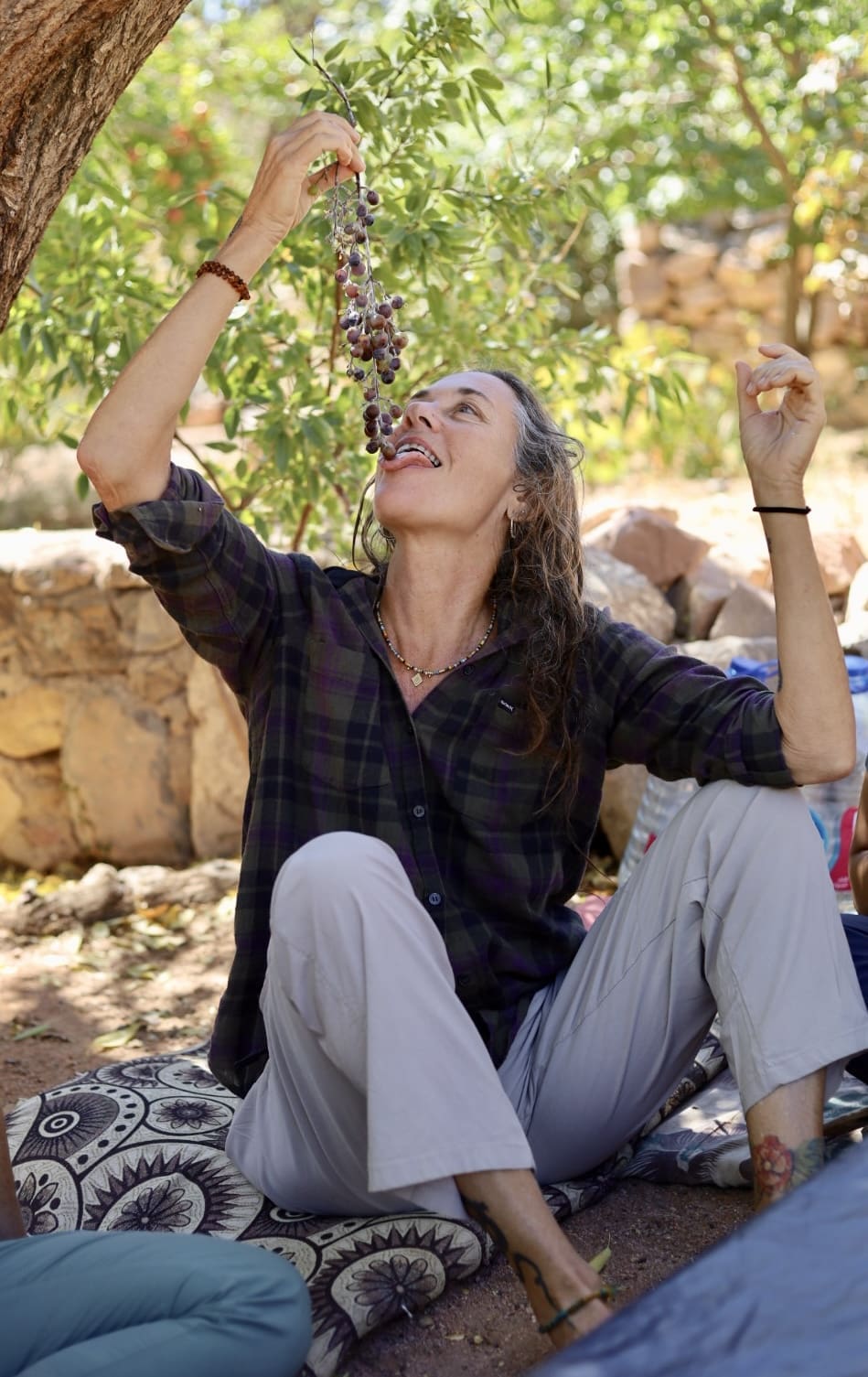 ראדיקה עם אשכול ענבים בבוסתן בסיני, תרגול טנטרה דרך החושים